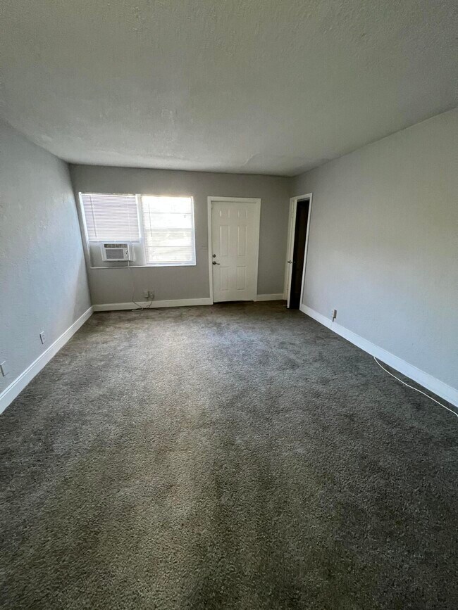Building Photo - 2722 Poinsettia Ave