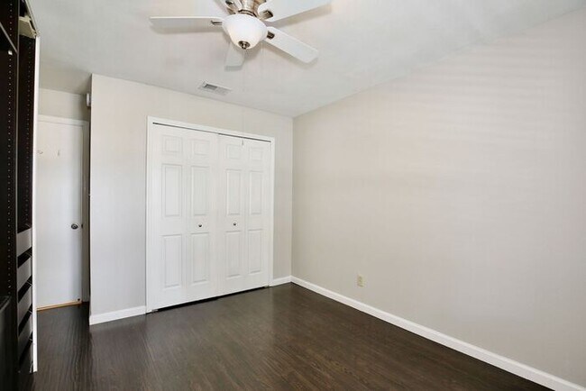 Building Photo - Charming First-Floor 1BR in Audubon Park · In-Unit Laundry · Community Pool with Lake Druid View ...