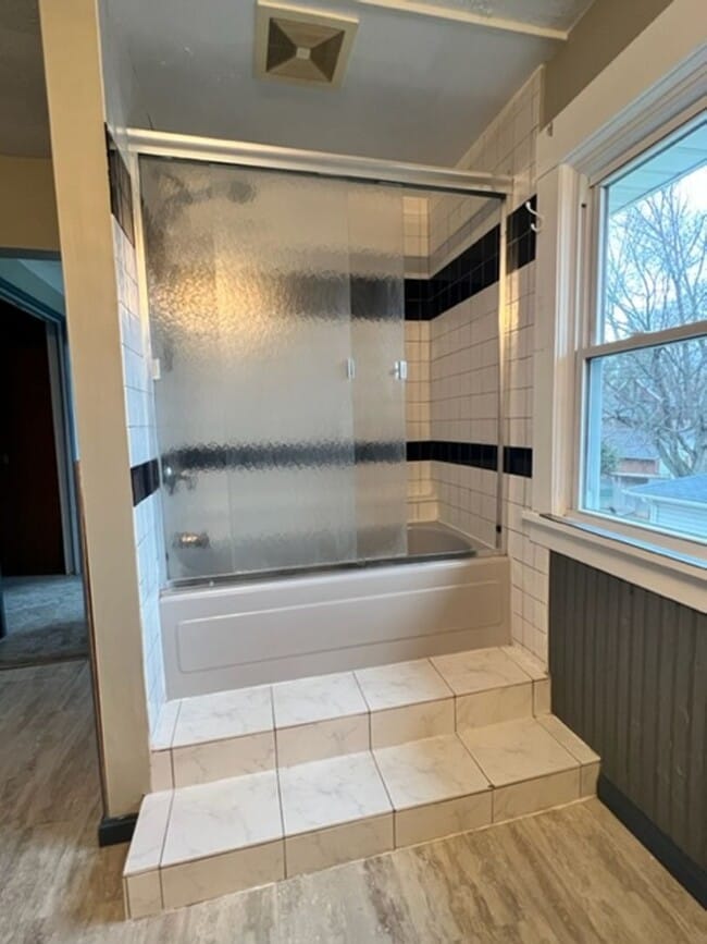 Building Photo - Very spacious 3 bedroom home for rent - Ca...