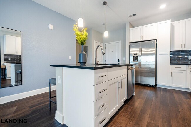 Building Photo - 918 Aventine Dr