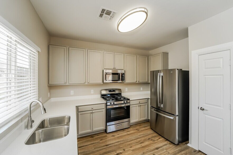 Building Photo - 8448 W Green Kingfisher Ln