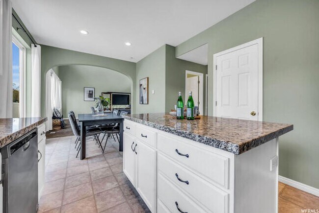 Building Photo - Large 4 Bedroom 3 Bathroom home!