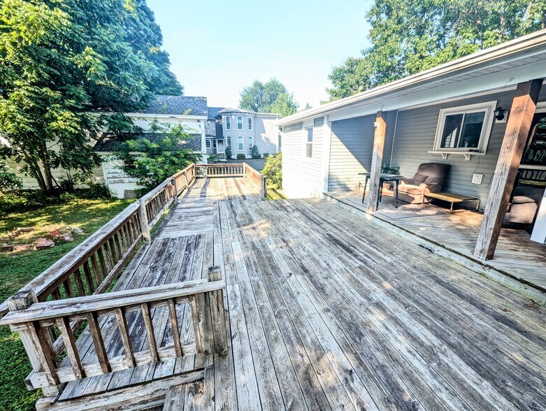 Large Back Deck/Covered Porch - 6 Green St