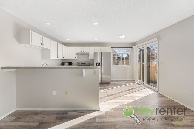 Building Photo - Beautiful 3 Bed 2.5 Bath townhome with easy commute anywhere in town!