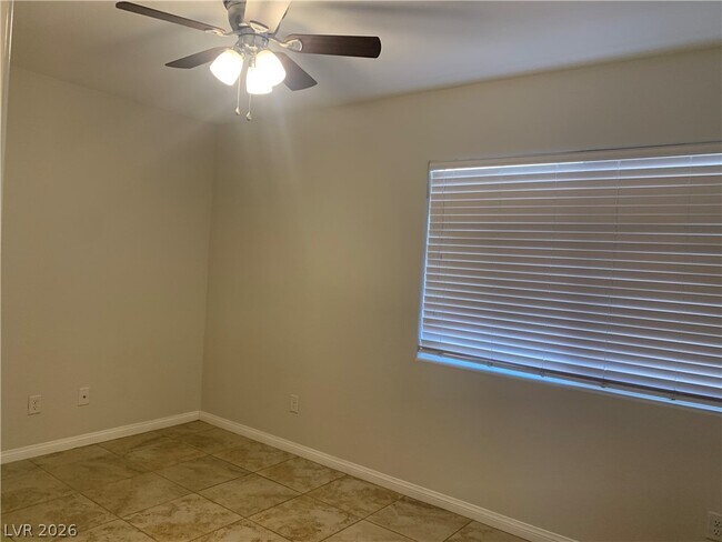 Building Photo - 548 Zuber Ave