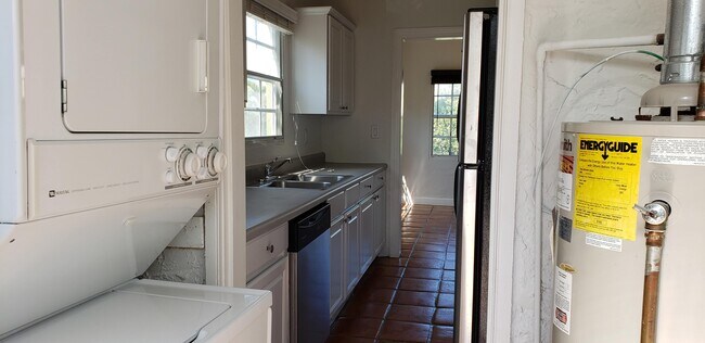 Building Photo - 410 Monroe Dr