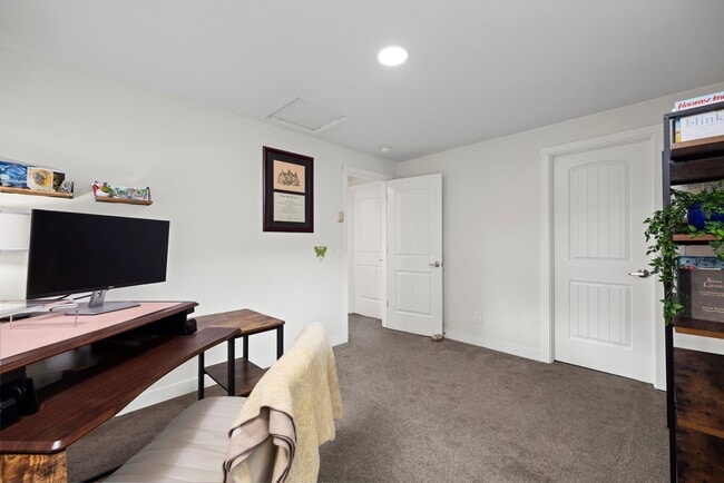 Building Photo - Stylish, Spacious & Steps from WWU and Fai...