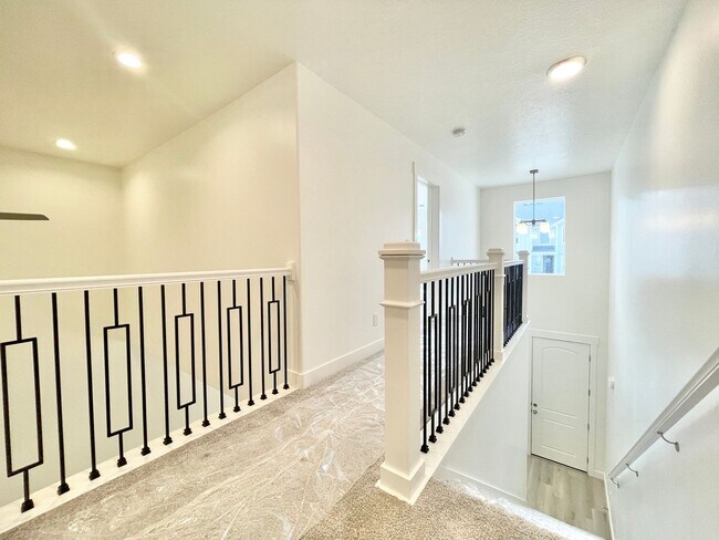 Building Photo - Beautiful Townhome at Mountain Ridge!