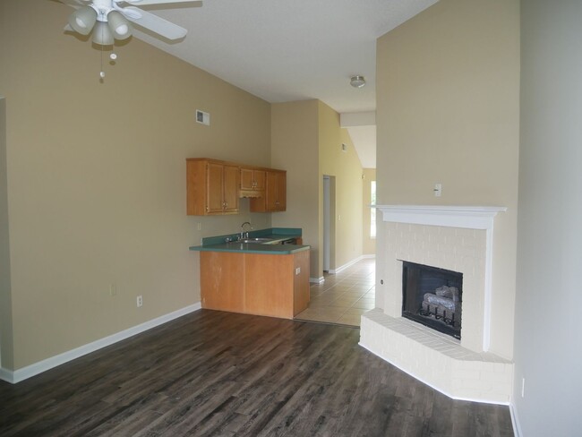 Building Photo - 2885 Waverly Dr