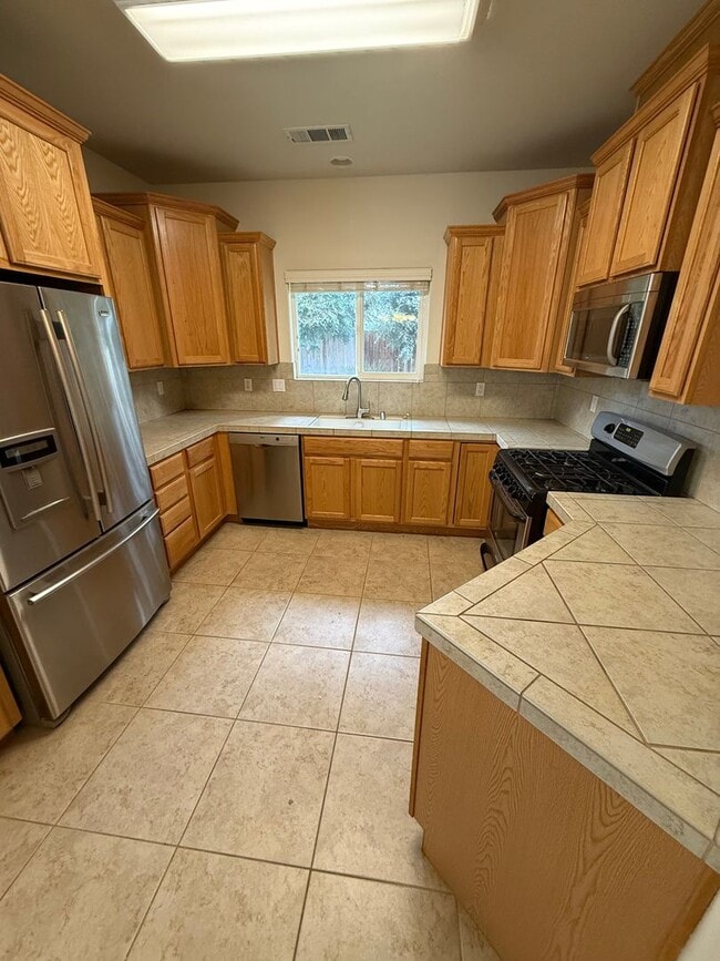 Building Photo - 3 bedroom, 2 bathroom house located in the desirable neighborhood