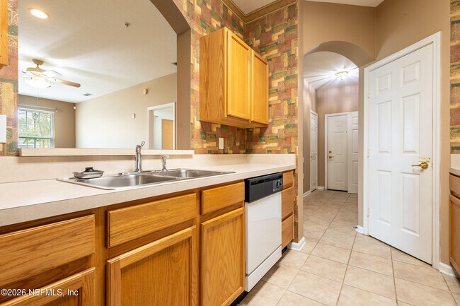 Building Photo - 7990 Baymeadows Cir E