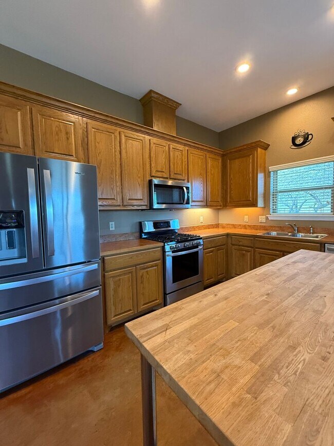 Building Photo - Acreage - HORSE PROPERTY - Peaceful Country Living