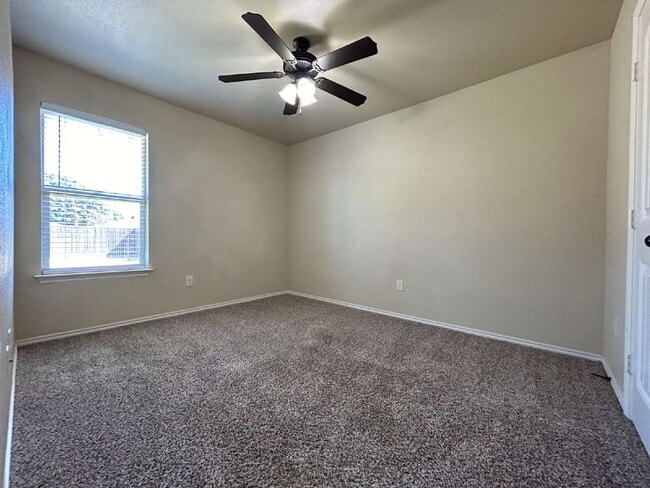 Building Photo - Duplex Located Just Off S. Loop Convenient...