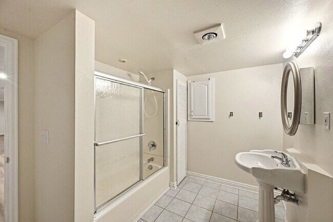 Building Photo - $2,595.95, 5 bed, 3.5 bath with a fenced back yard