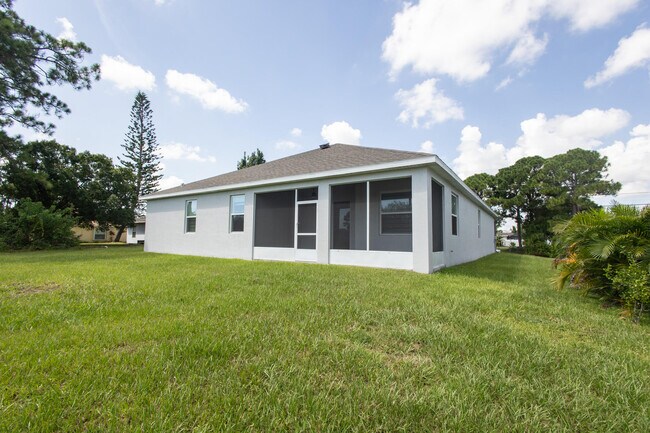 Building Photo - 2149 SW Susset Ln