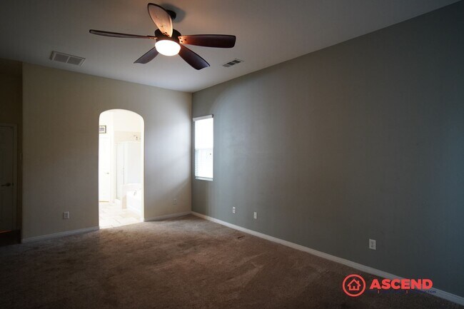 Building Photo - Beautiful Home in the Northwest!