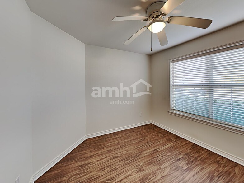 Building Photo - 9024 Eastwood Ave