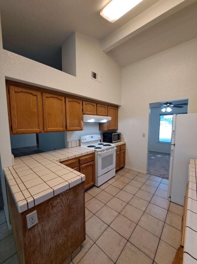 Building Photo - Single Level 3 Bedroom Home Ready to Move in!