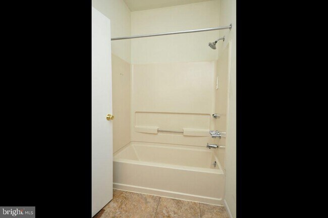 Building Photo - 28 Bridgewater Dr