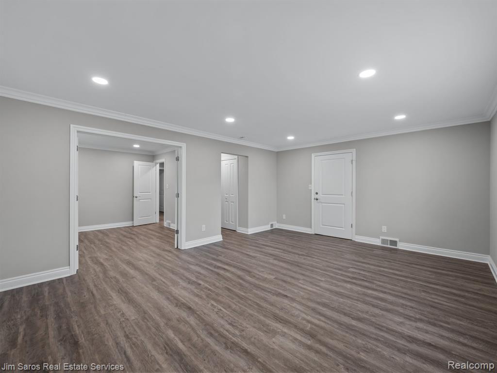 Building Photo - 895 Harcourt Rd