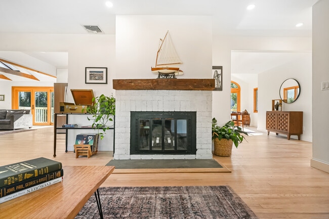 Building Photo - 8 Millard St