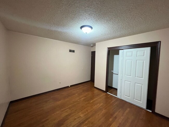 Building Photo - Great Duplex with 2+ bed/1 bath/1 Car gara...