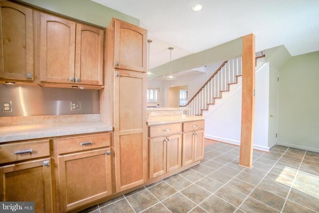 Building Photo - 128 Henley Rd