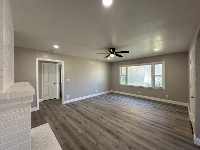 Building Photo - Remodeled Gem in Desirable Neighborhood