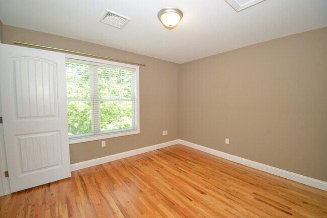 Building Photo - 341 Meadowside Rd