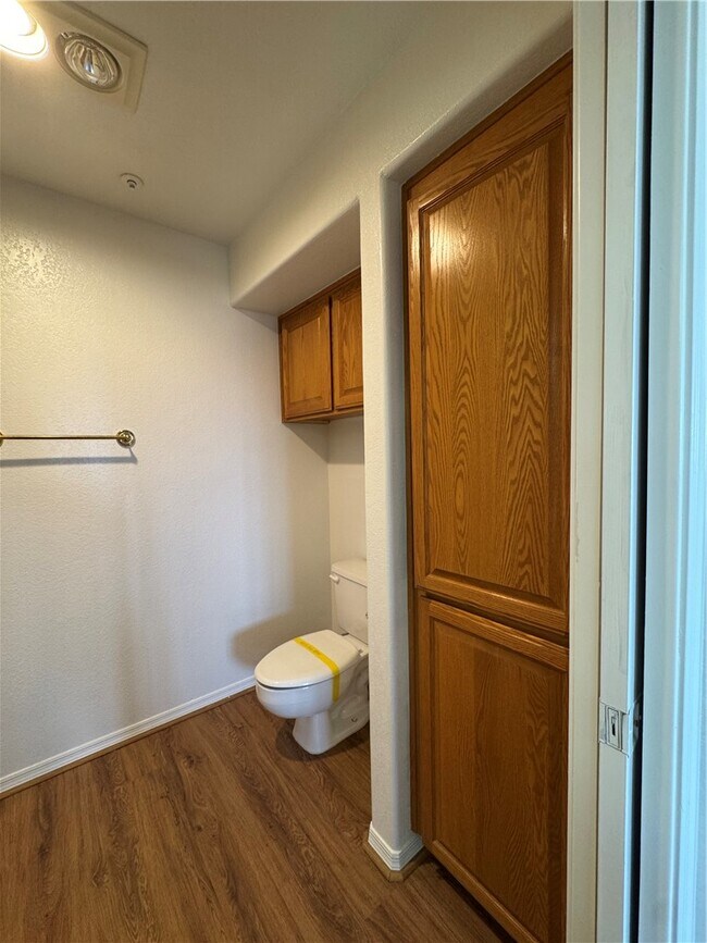 Building Photo - 2022 Merrill Ln