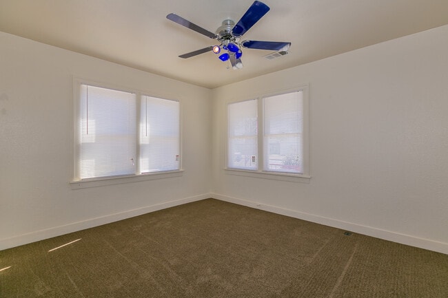 Building Photo - Adorable 3 Bedroom Home in Sunset Addition!