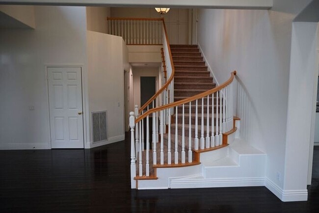 Building Photo - Gorgeous 5 bd 3 ba Corner Lot Home Newhall