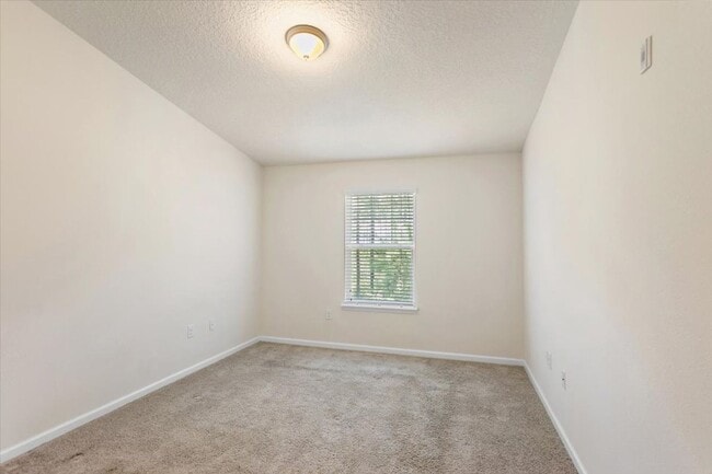 Building Photo - Spacious 2/2 Condo located in the highly s...