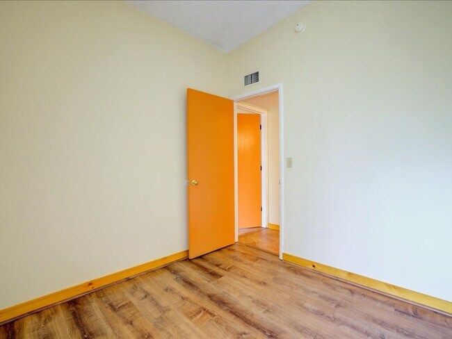 Building Photo - Charming 4-Bedroom Home with Spacious Living & Private Backyard!