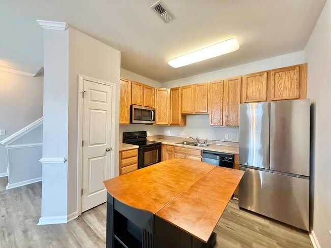 Building Photo - **OFFERING REFUNDABLE APPLICATION FEES** Charming 3BD, 2.5BA Raleigh Townhome Near Interstates an...