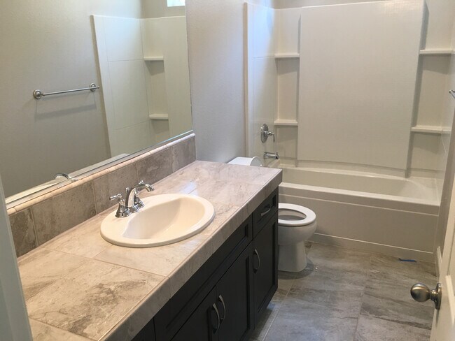 Building Photo - BEAUTIFUL ALMOST NEW HOME IN CLOVIS!