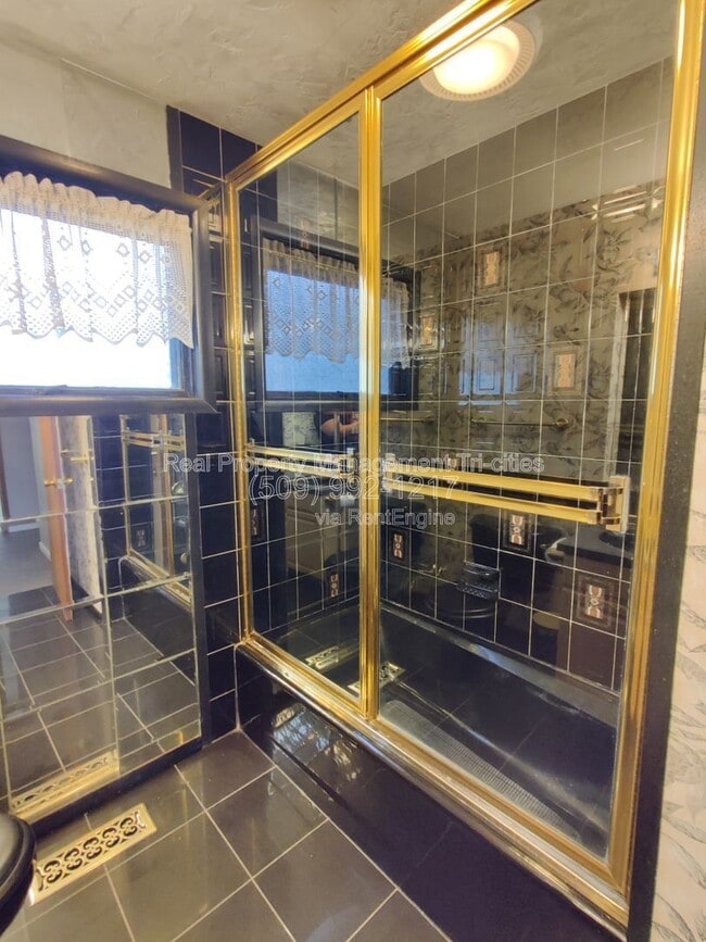 Building Photo - 7528 W Umatilla Ave