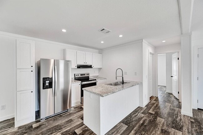 Building Photo - 2563 Skyview St