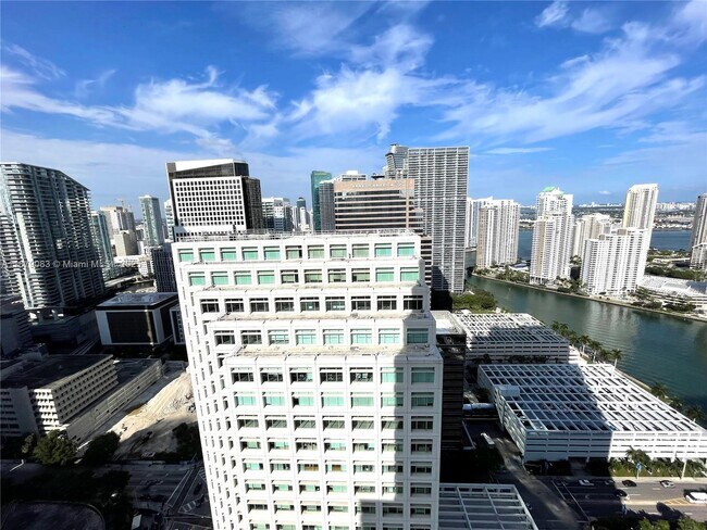Building Photo - 950 Brickell Bay Dr