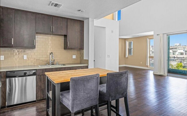 Primary Photo - 4211 Redwood Ave