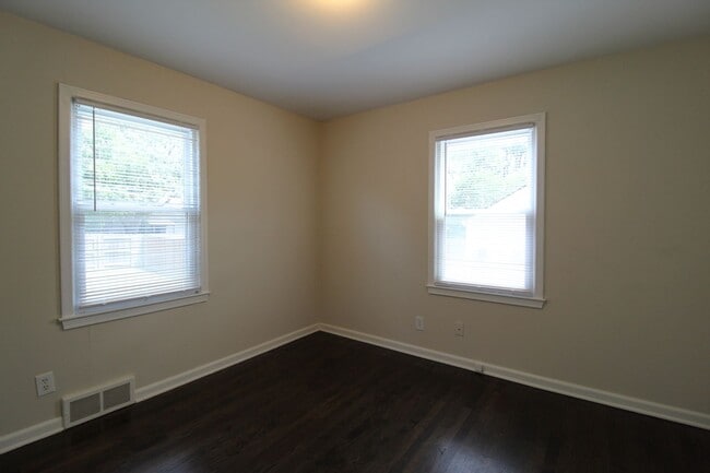 Building Photo - 2 Bedroom 1 Bath House In Overland Park