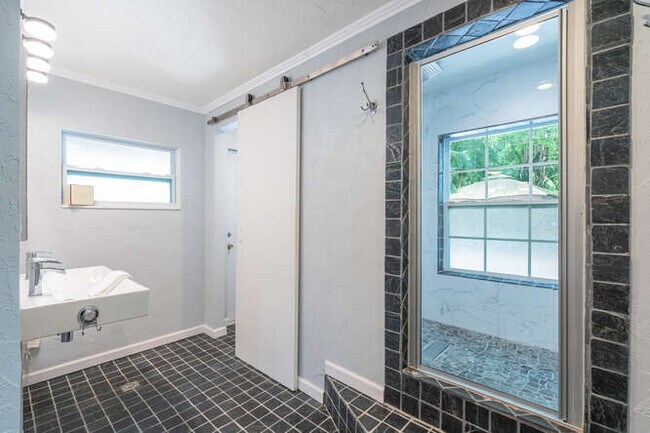 Main Bedroom En Suite - 1127 S Osprey Ave
