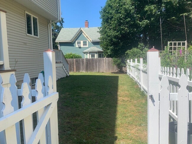 Building Photo - 90 Monument St