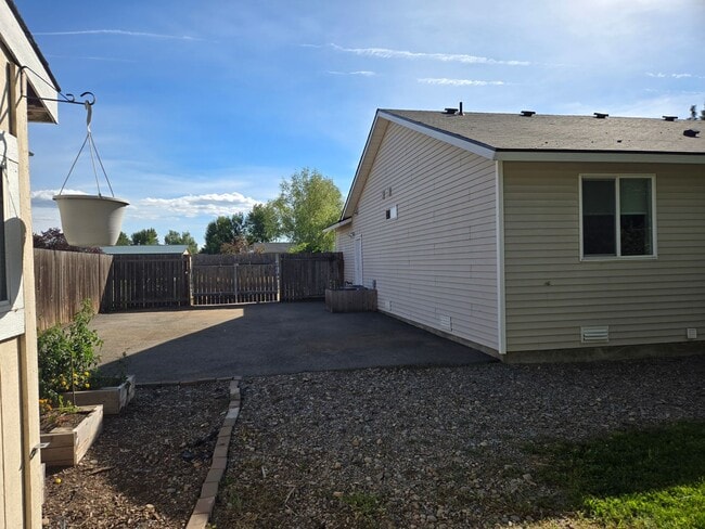 Building Photo - Charming 3-Bedroom Home with RV Parking & Spacious Backyard in Rathdrum
