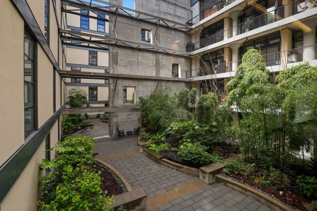 Building Photo - Stunning Pearl Loft with Washer/Dryer in Unit & Secure Parking