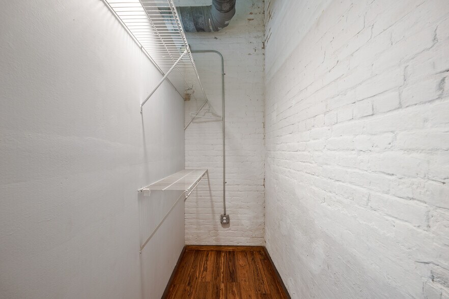 Walk in closet - 1500 E Madison St