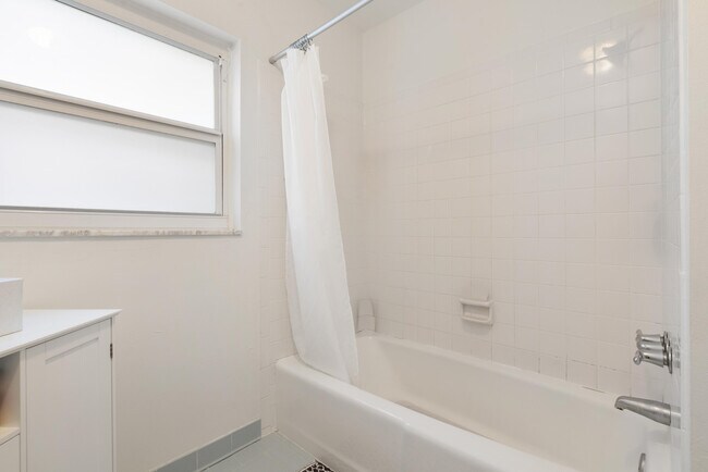 Building Photo - 306 18th Ave N