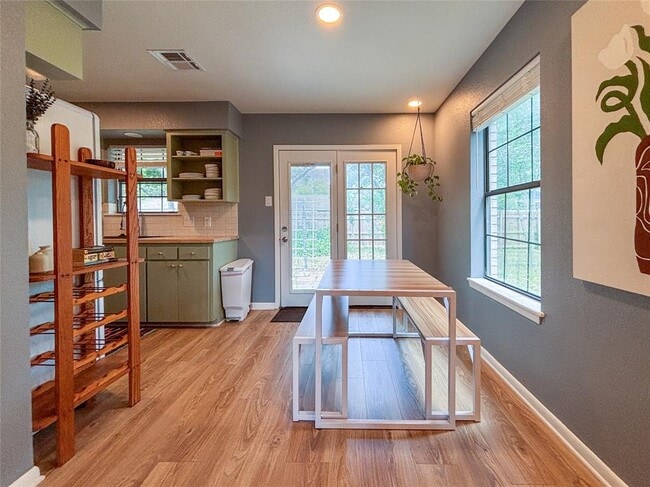 Building Photo - 406 Concho St
