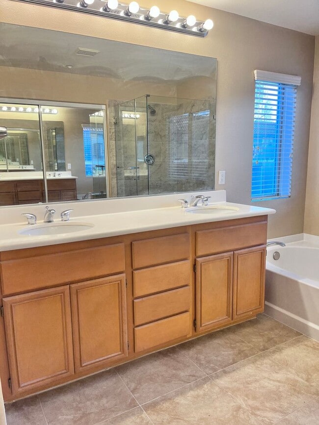 Building Photo - Redlands Home in Gated Community