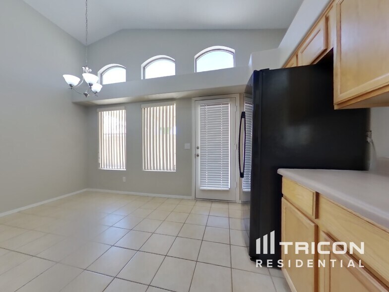Building Photo - 1335 W Wahalla Ln